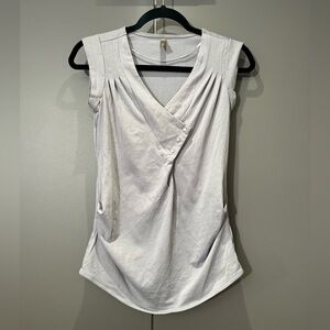 Thyme maternity breastfeeding shirt Sz small. Grey v-neck, snap button closure
